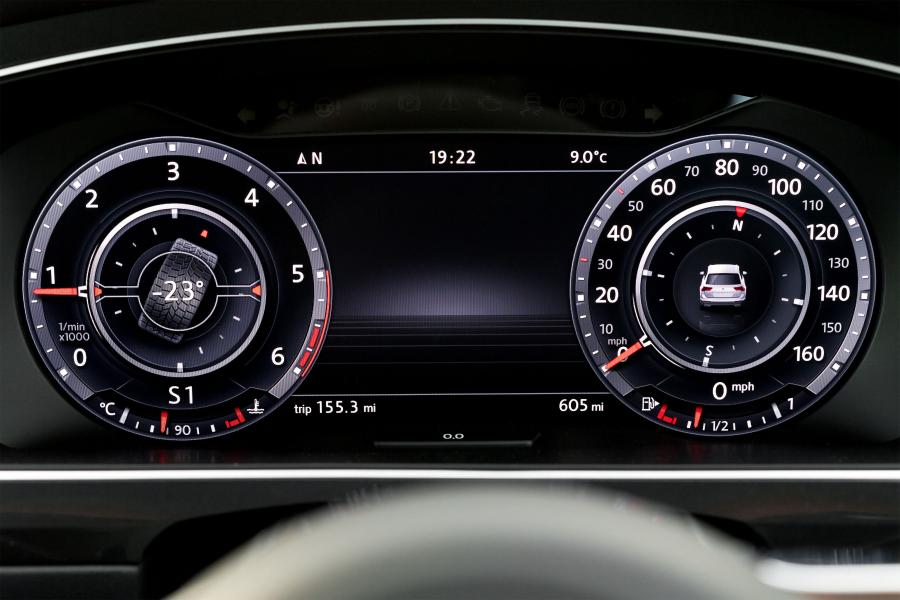 Панель приборов Volkswagen Tiguan R-Line 2016 года  (UK) (фото 4 из 30)